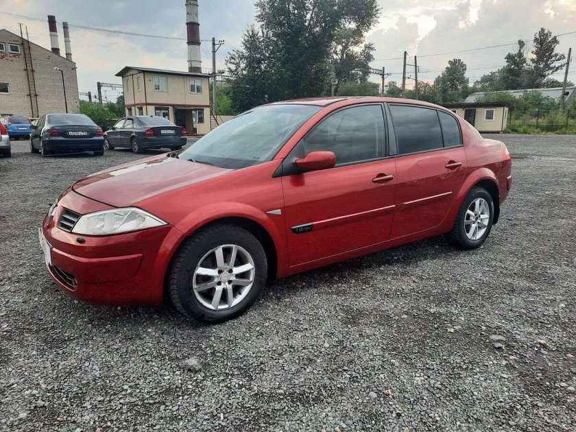 Рено Меган 2 седан красный