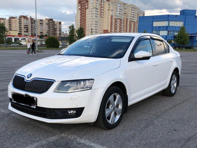 Шкода Октавия белая