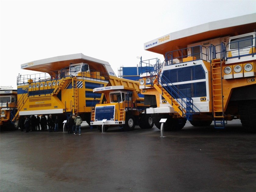 БЕЛАЗ-75710 И КАМАЗ