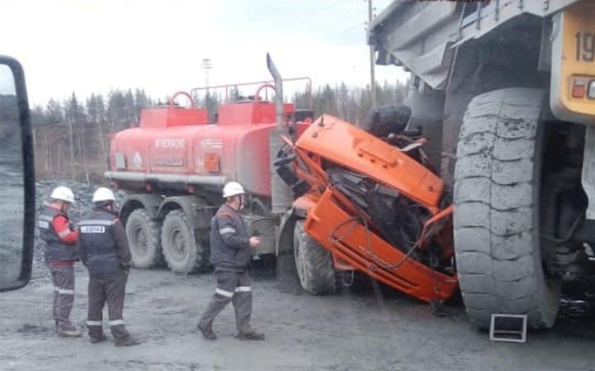 Самосвал в карьере БЕЛАЗ И КАМАЗ