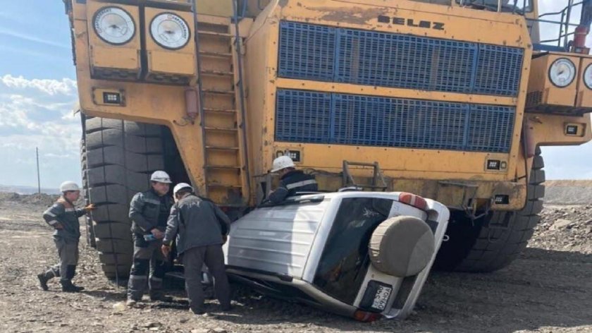 Белаз раздавил легковушку