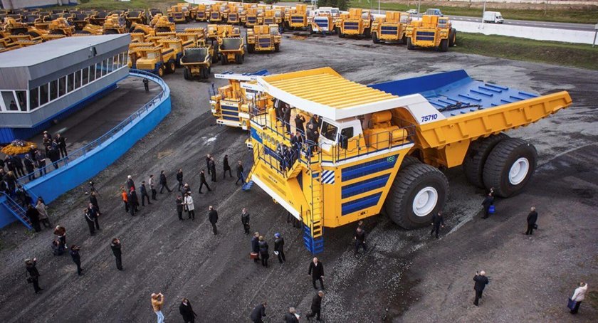 Карьерный самосвал БЕЛАЗ-75710