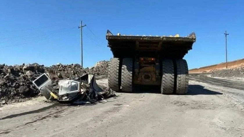 БЕЛАЗ раздавил легковушку