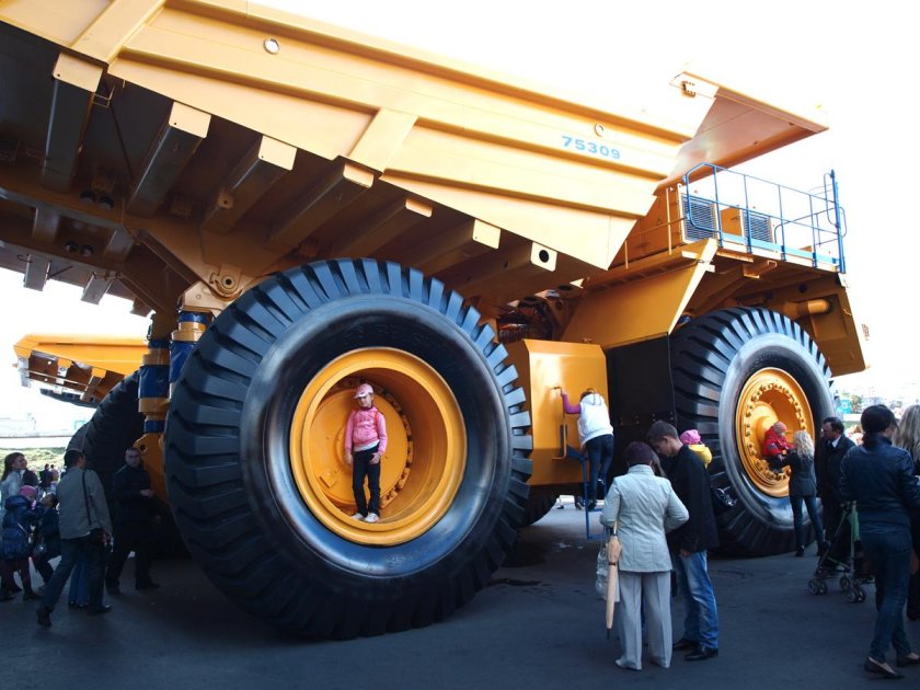 Карьерный самосвал БЕЛАЗ-75710