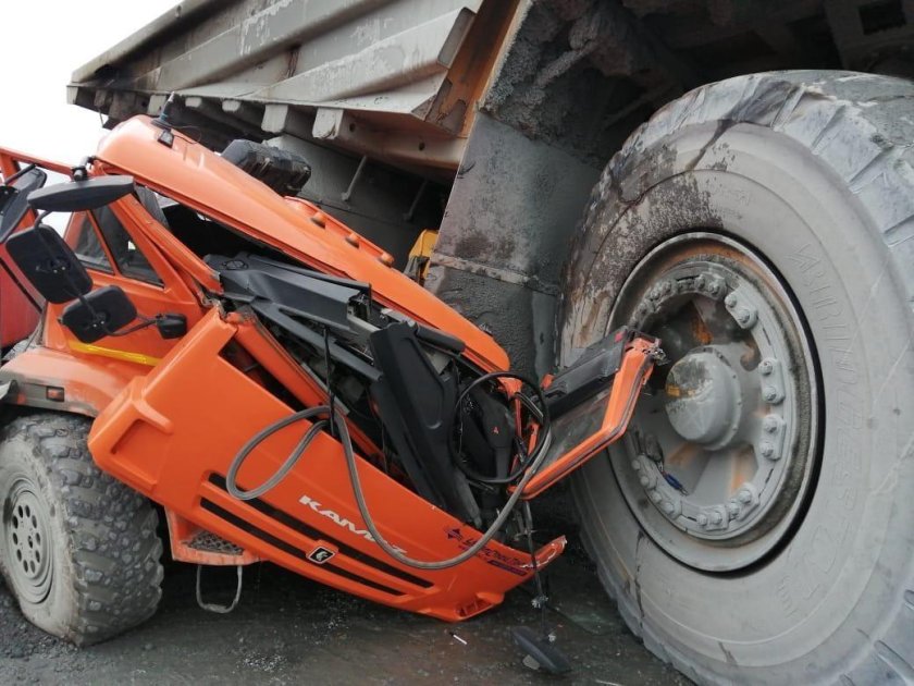 БЕЛАЗ раздавил КАМАЗ