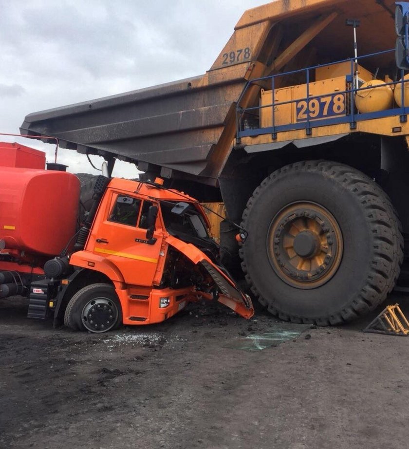 Карьерный самосвал белаз с камазом