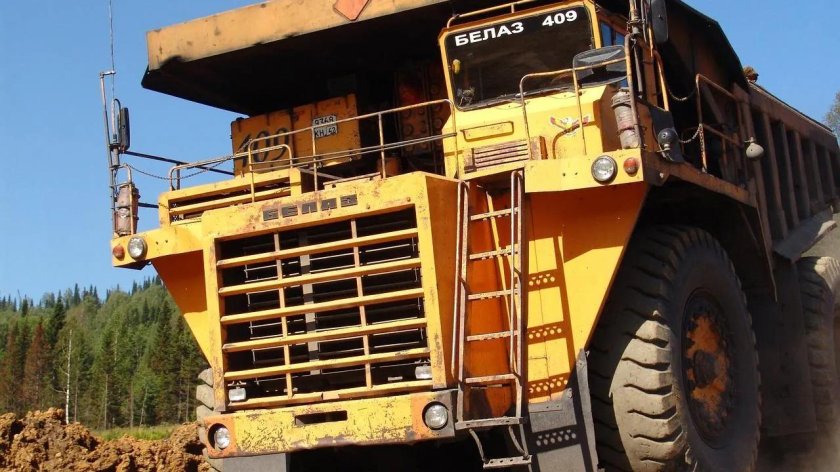 Белаз карьерный самосвал