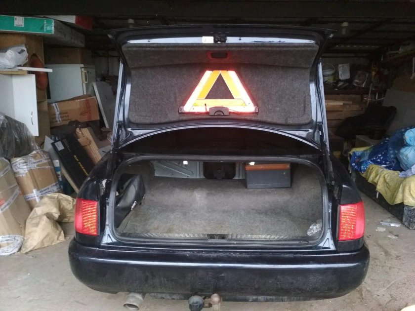 Обшивка крышки багажника Ауди 100 с4