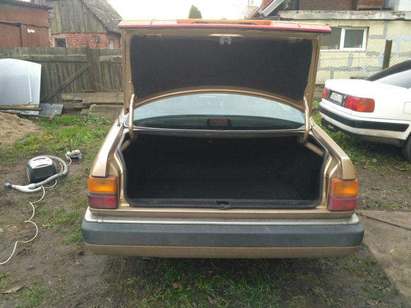 Ауди 100 с3 обшивка багажника
