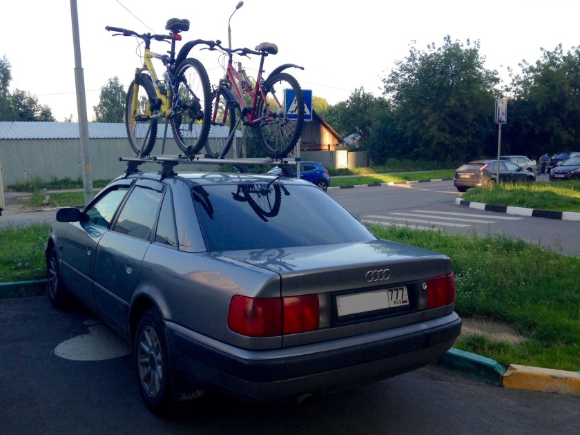 Ауди 100 с багажником на крыше