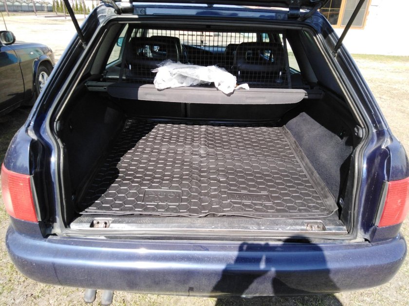 Коврик багажника Ауди 100 универсал