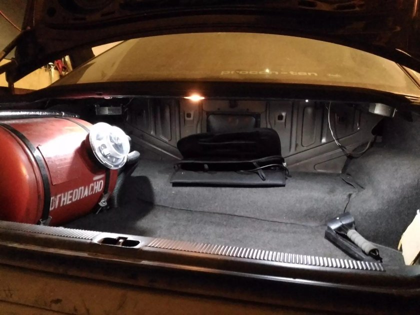 Ауди 100 багажник