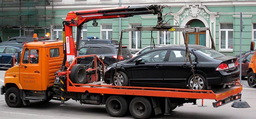 Машина на эвакуаторе