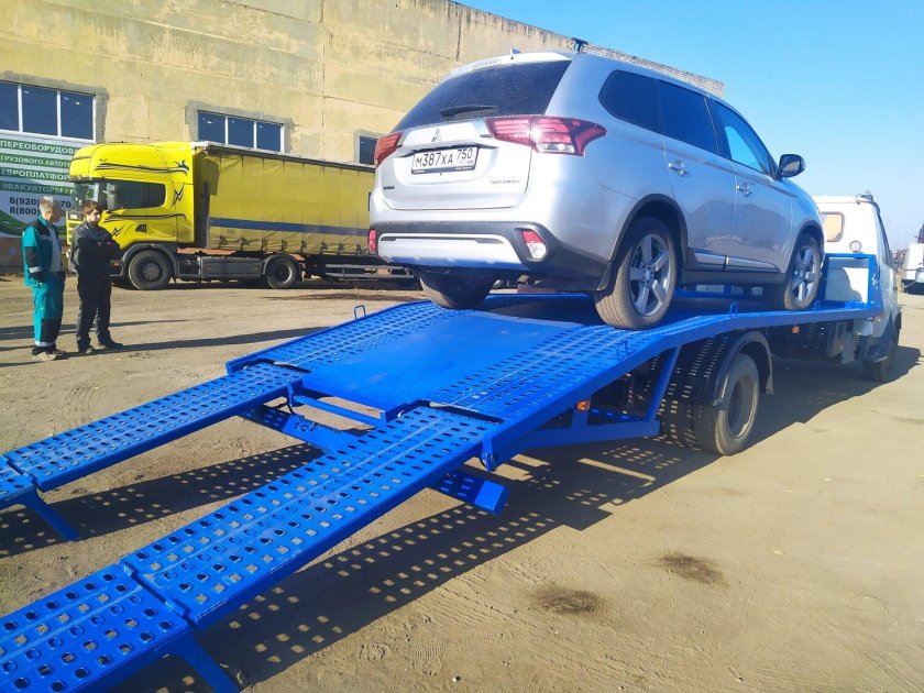 Эвакуатор с ломаной платформой