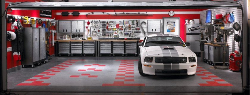 Машина в гараже