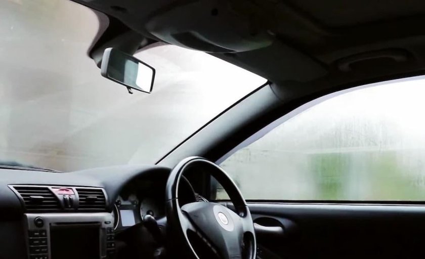 Лобовое стекло автомобиля изнутри