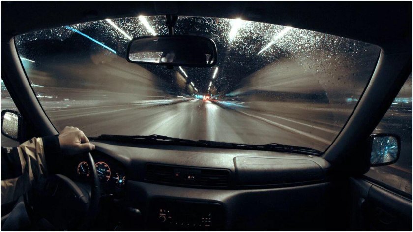 Вид из лобового стекла машины