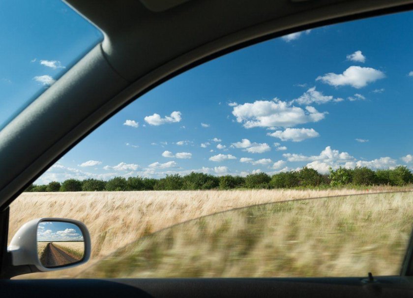 Красивый вид из окна автомобиля
