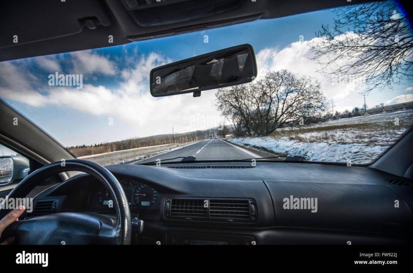 Вид из лобового стекла машины