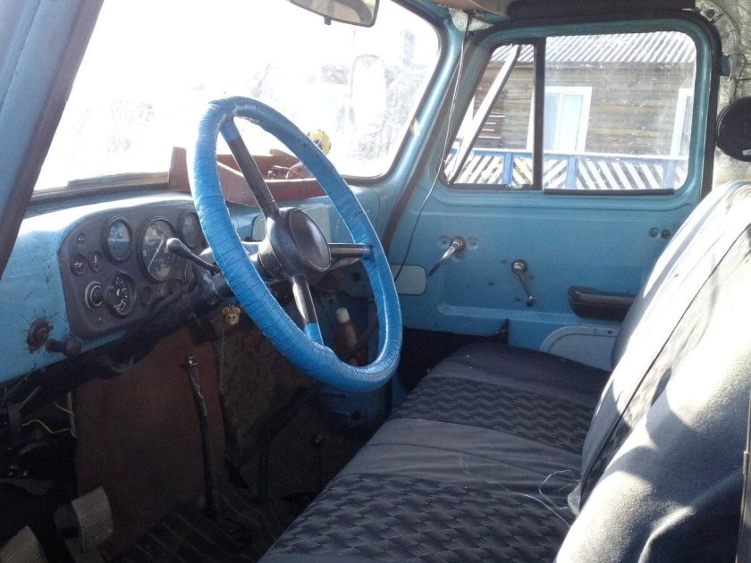 ГАЗ 3307 салон кабина