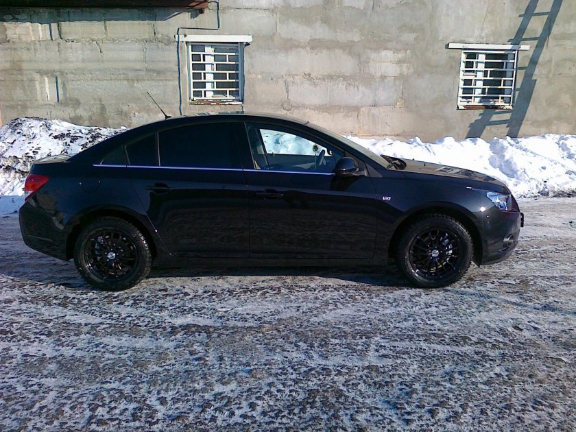 Черный Шевроле Круз на 16 дисках