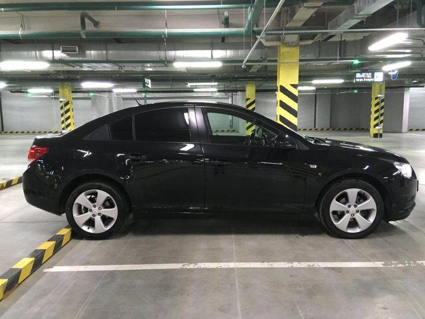 Chevrolet Cruze 2012 седан черный