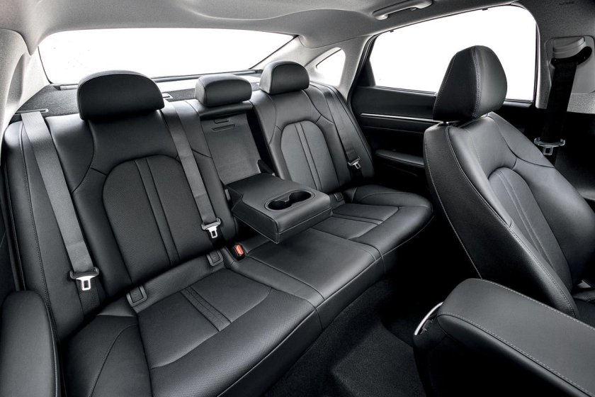 Hyundai Соната 2021 салон сзади