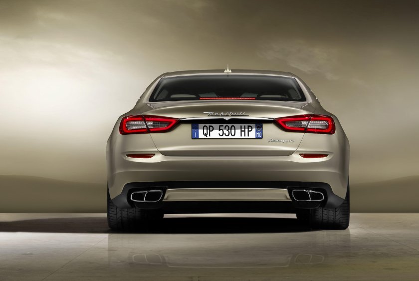 Maserati Quattroporte вид сзади
