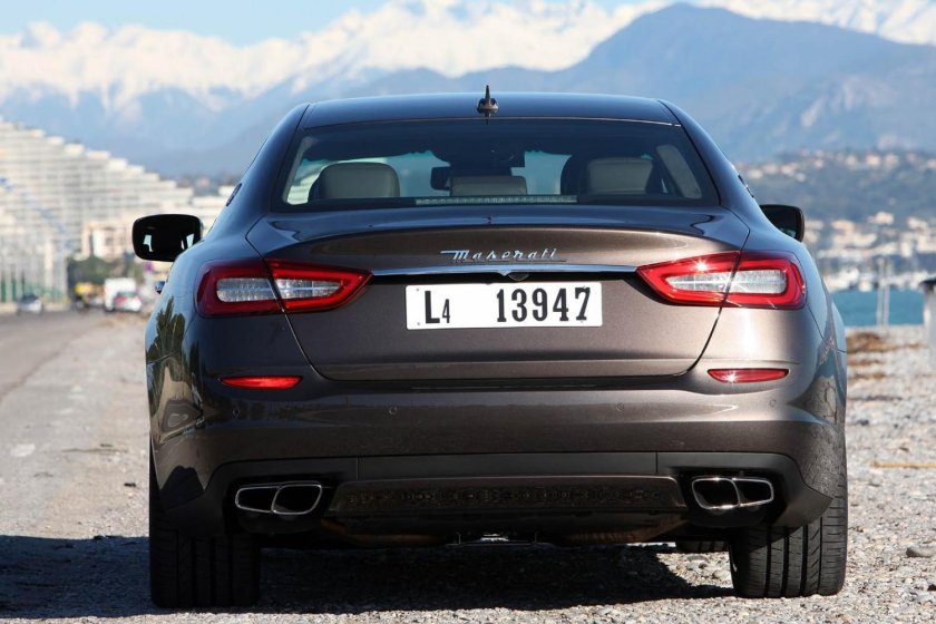 Мазерати зад