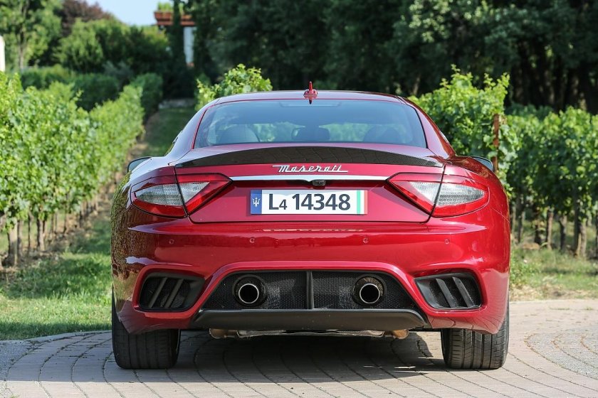 Мазерати Гран Туризмо сзади