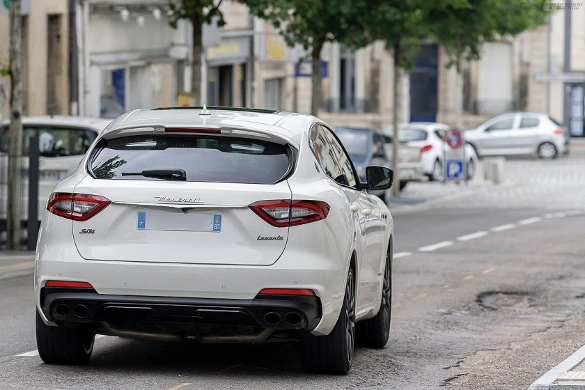 Мазерати Леванте 2017 зад машины