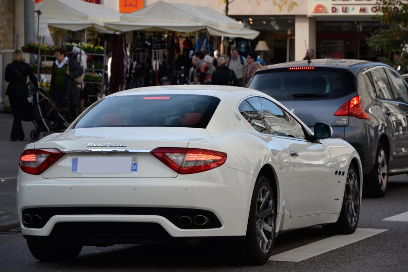 Maserati GRANTURISMO вид сзади