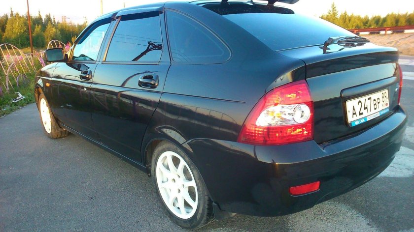 Приора хэтчбек темно зеленая