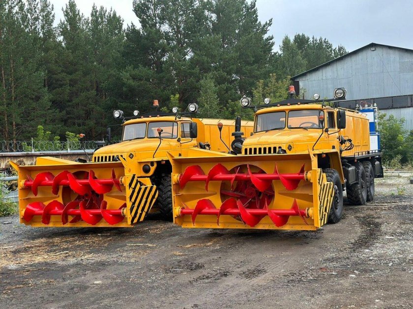 Шнекороторный снегоочиститель Урал