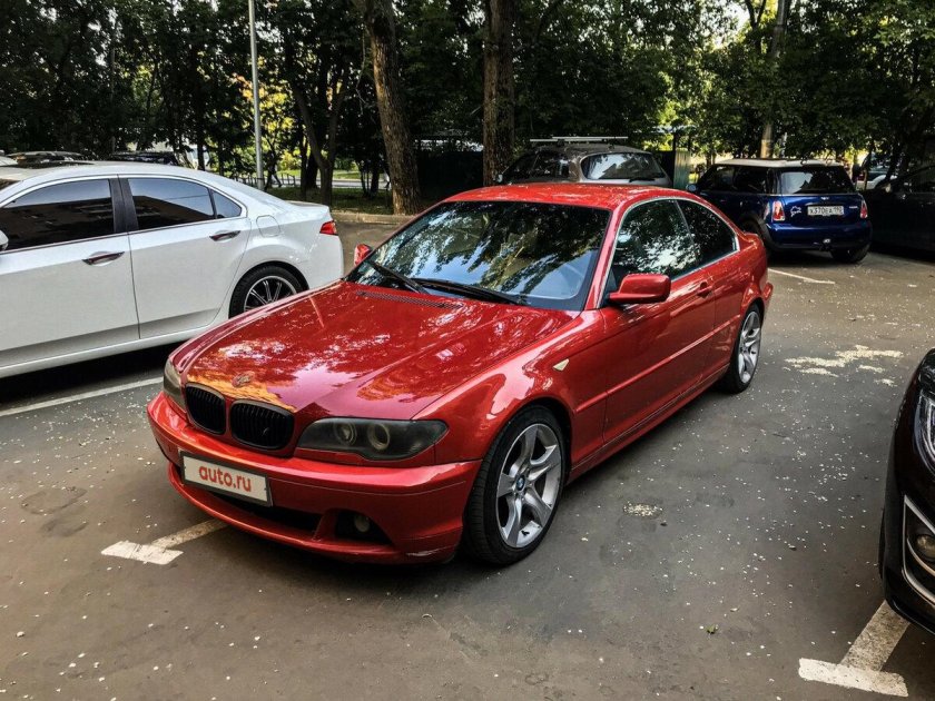 БМВ 320i красная
