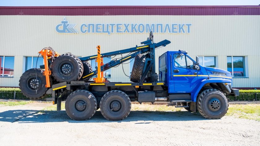 Урал лесовоз с манипулятором
