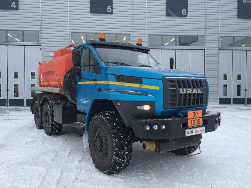 Урал некст топливозаправщик