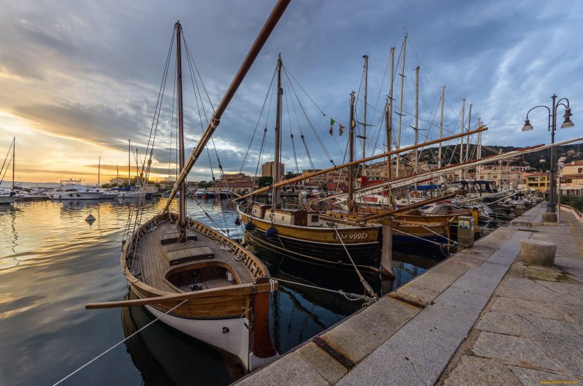 Корабль у причала