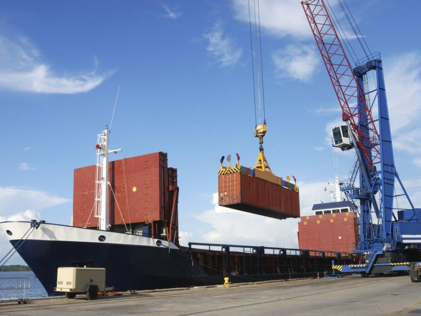 Перевалка грузов в морском порту России