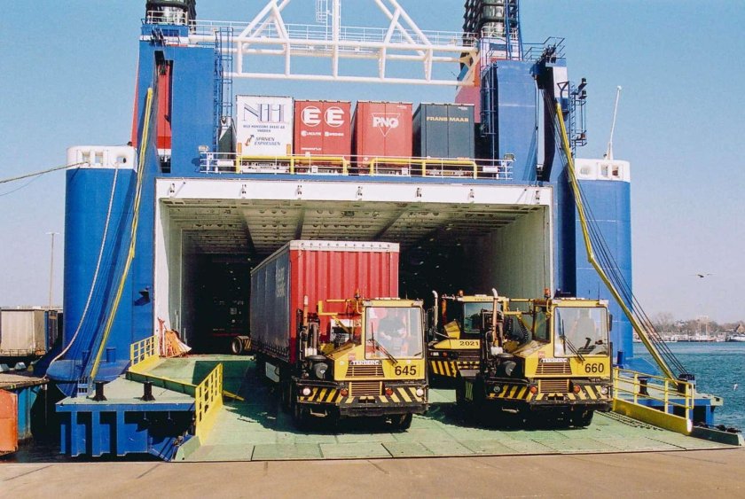 Контейнеровоз типа "РО-РО" "Атлантик конвейер".