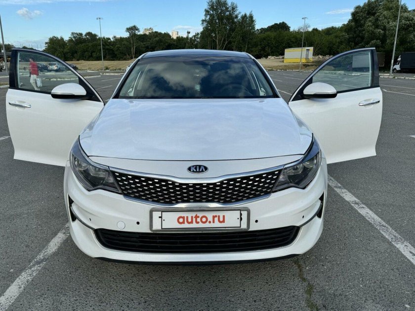 Белая киа оптима