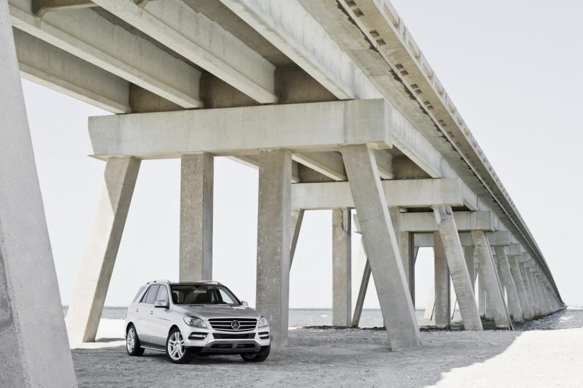 Машина под мостом