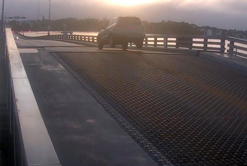 Машина перепрыгивает через мост