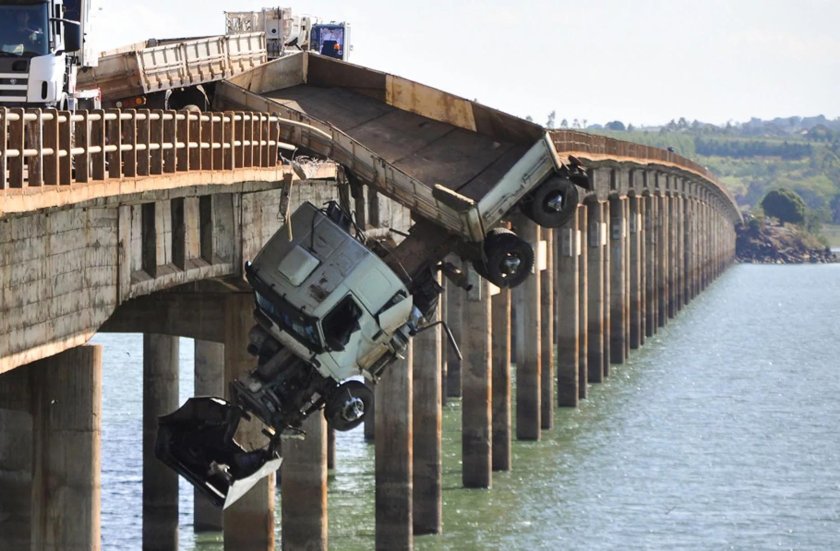 Грузовик на мосту