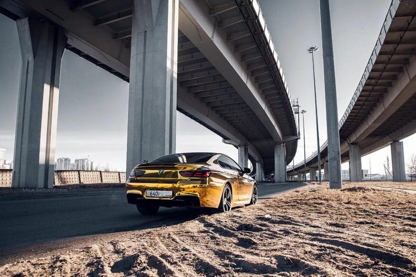 Машина под мостом