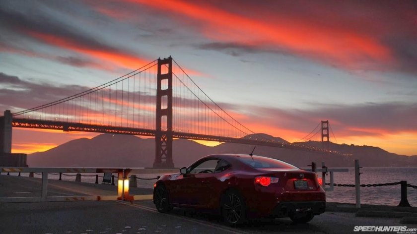 Красивая машина на закате