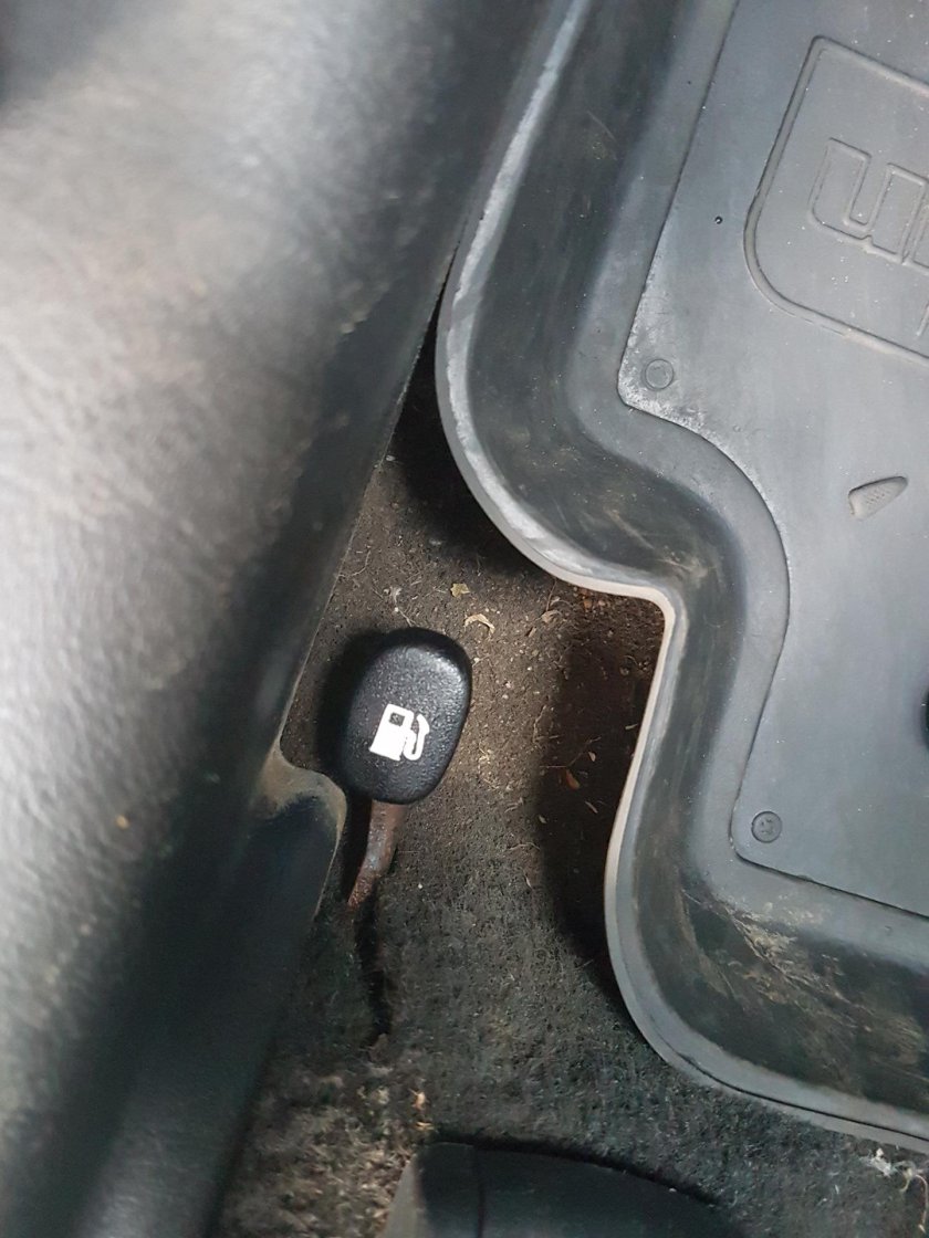 Рычаг открывания лючка бензобака Рено Логан 2