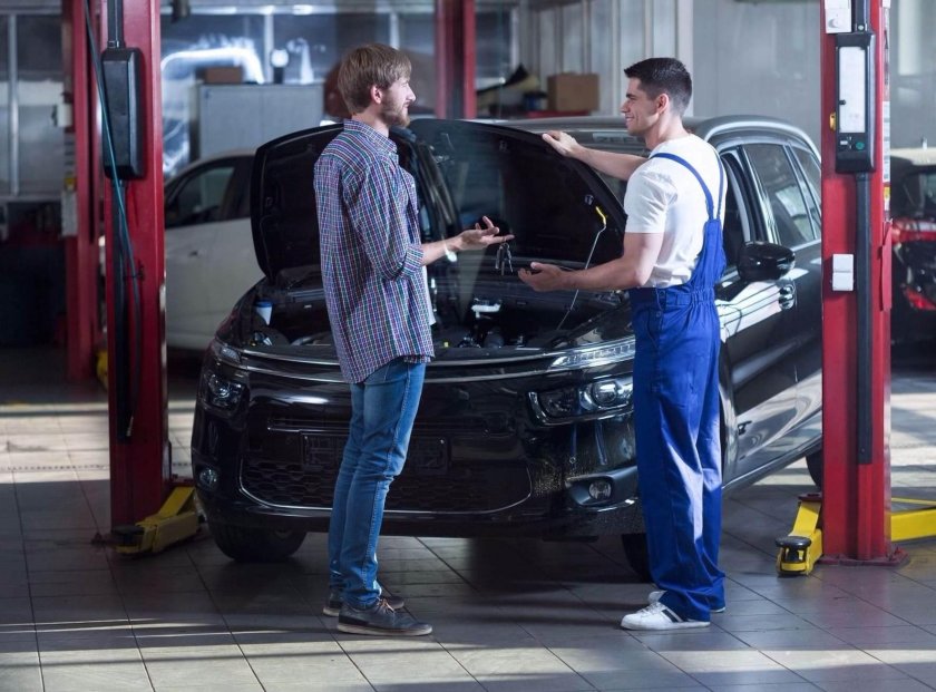 Машина в автосервисе