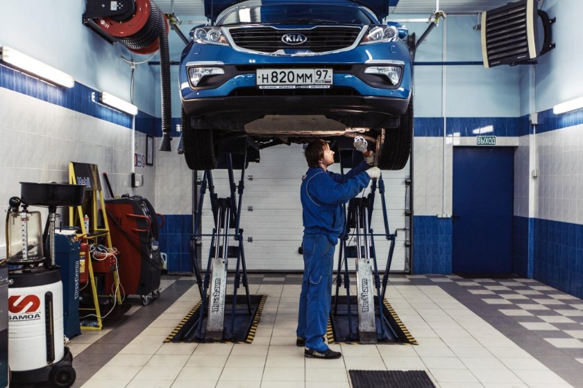 Машина в автосервисе