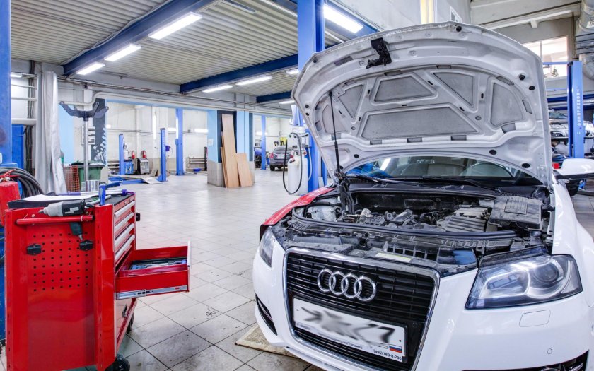 Автомобиль в сервисе